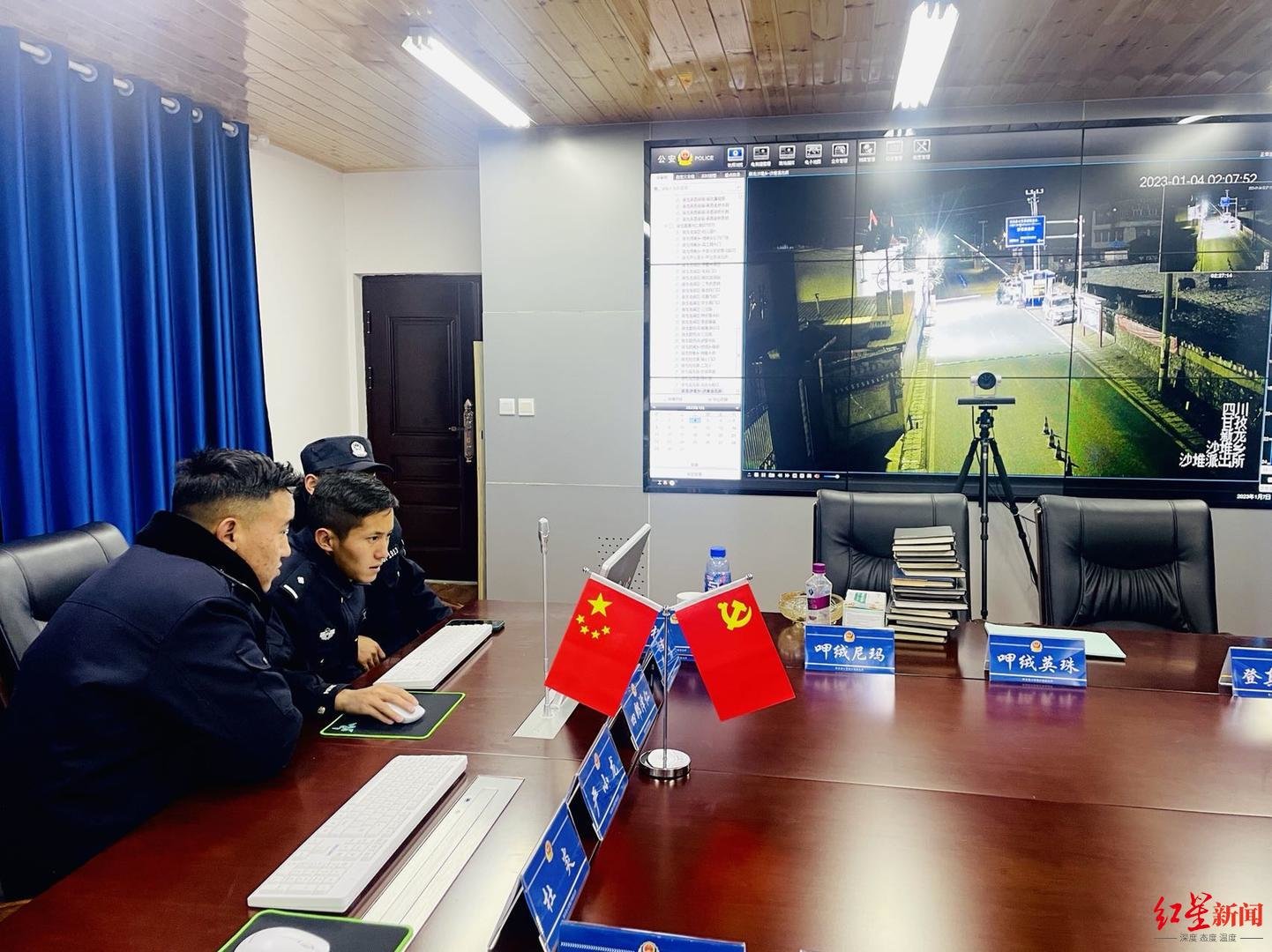 ↑民警在查找线索