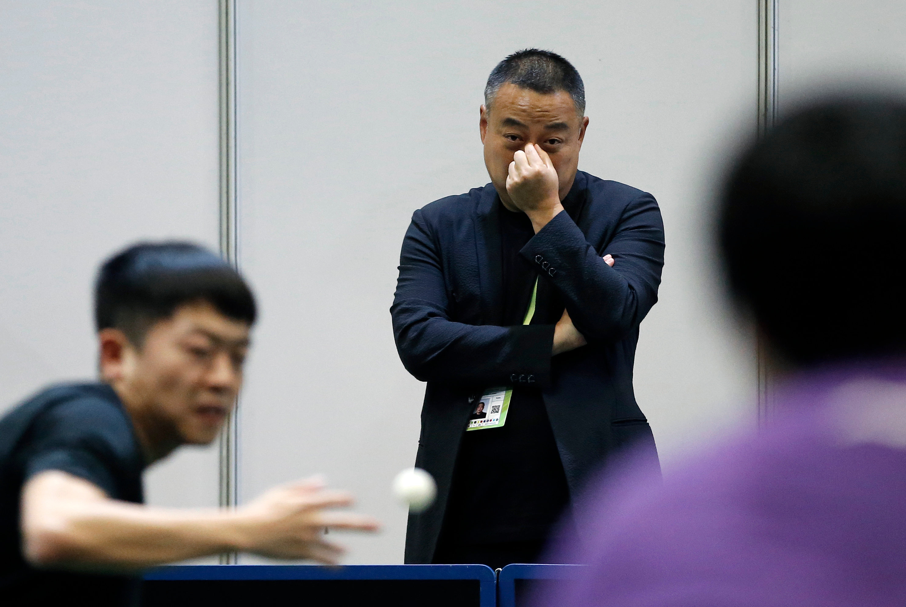 5月22日,刘国梁(中)观看球员训练。新华社记者 王东震 摄