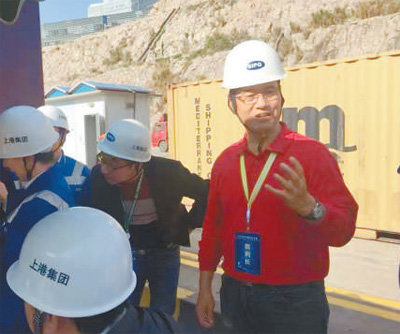 2017年，孔祥瑞（右）在职业技能竞赛中担任裁判长。受访者供图