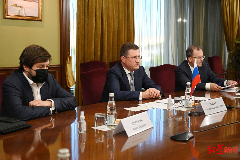 ↑2021年，索罗金（左）与俄罗斯副总理亚历山大·诺瓦克（中间）在一起