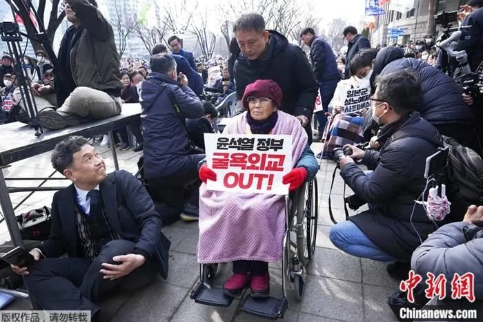 2023年3月1日，日本强征劳工受害者梁锦德在首尔参加集会。