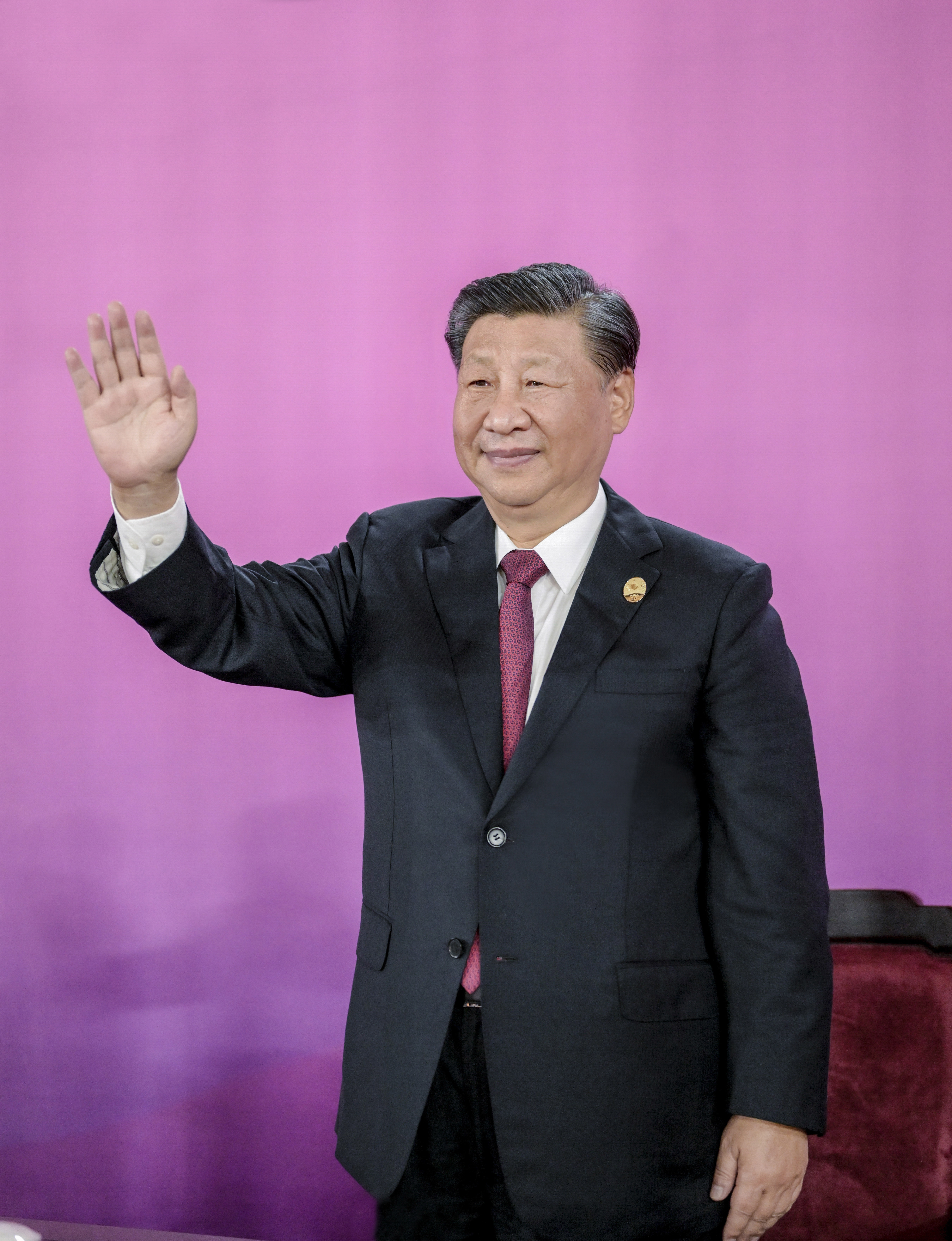 9月23日晚，第十九届亚洲运动会在浙江省杭州市隆重开幕。这是国家主席习近平在主席台上向大家挥手致意。