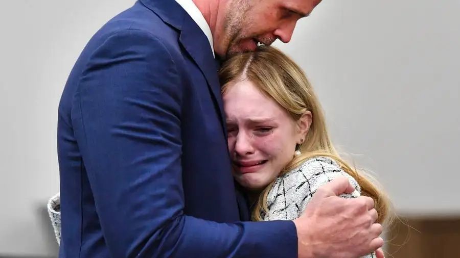 2023年11月，玛雅获悉审判结果后，拥抱父亲。/Tampa Bay Times