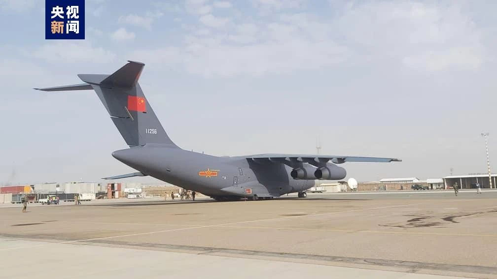 ● 满载着救援物资的运-20运输机飞抵赫拉特机场。图片来源：央视新闻