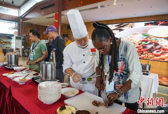 亚非学员学习桂林米粉制作技艺：将美食带回家乡