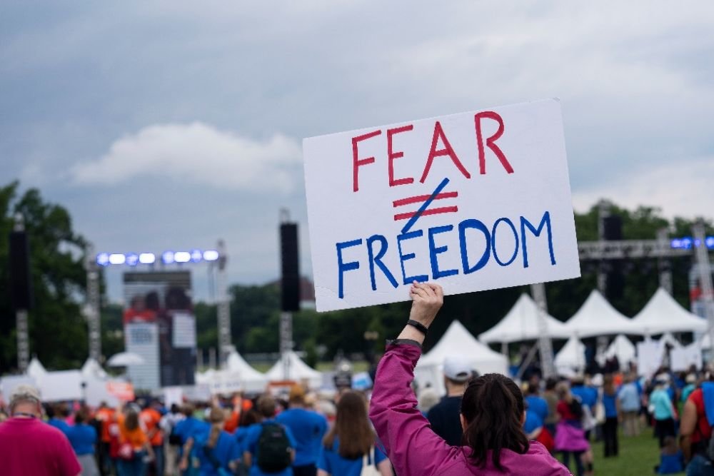 2022年6月11日，人们在美国首都华盛顿举行集会示威活动，要求政府和政客应对枪支暴力问题，加强保护儿童生命安全。新华社记者刘杰摄
