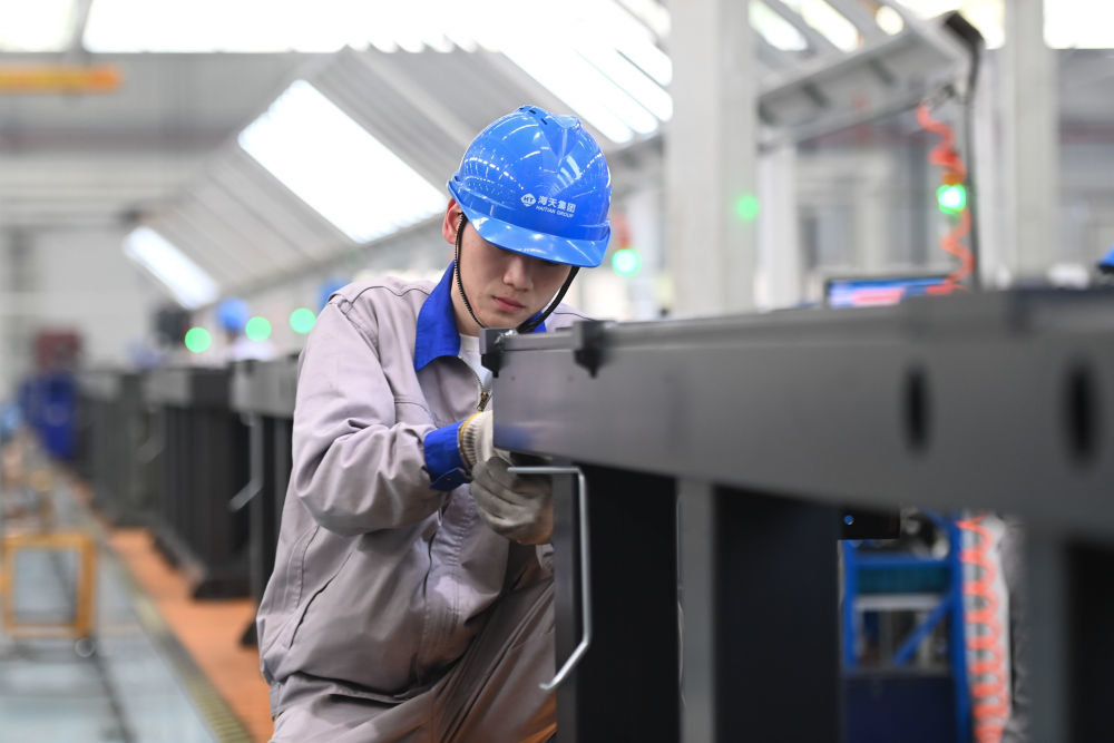 ↑工人在海天国际控股有限公司海天大港生产基地作业（2月1日摄）。
