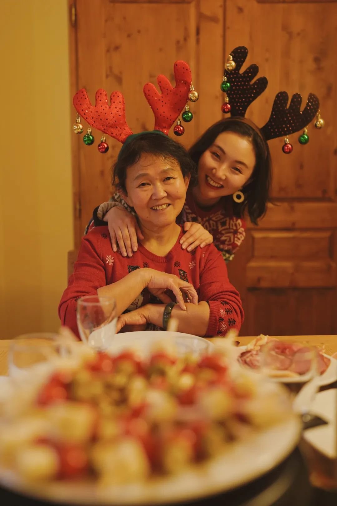 小胡桃和妈妈一起在巴黎过圣诞