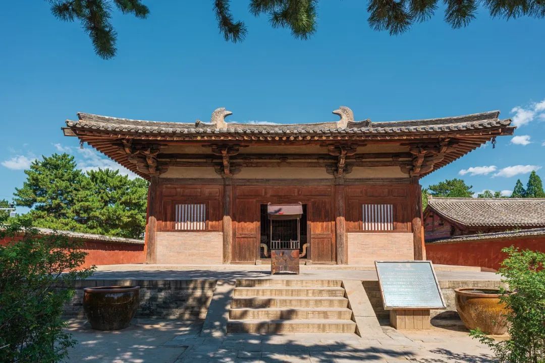 山西省南禅寺大殿重建于唐德宗建中三年（782年），是保存最早的较为完整的木构大殿