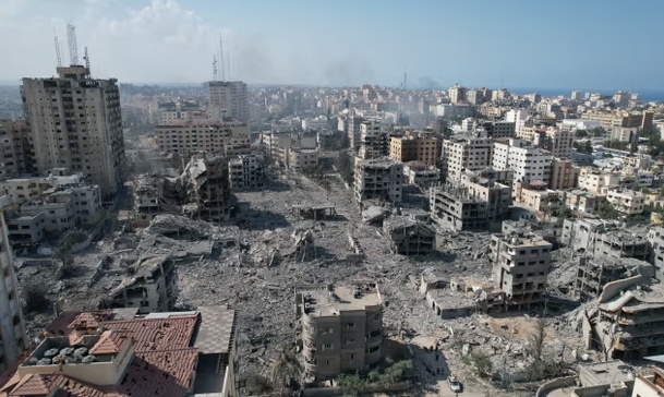 加沙被毁建筑废墟，无人机拍摄画面/NBC