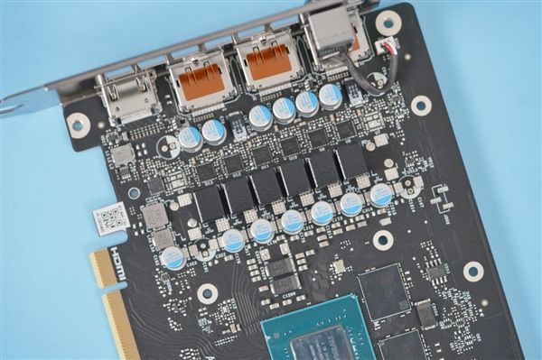 单风扇极简风!七彩虹iGame RTX 4060 Ti Mini OC 8GB显卡图赏