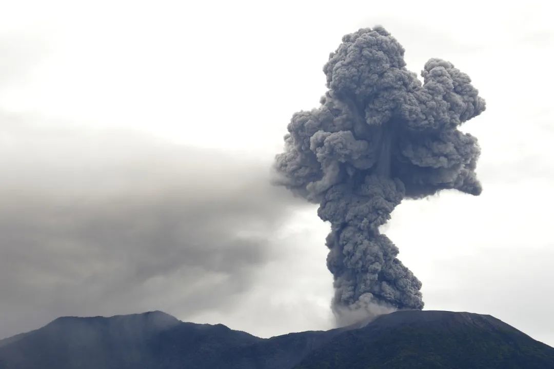 12月3日，印尼马拉皮火山突然喷发，喷出高达3000米的火山灰柱，炽热的火山灰云蔓延了几英里 / 视觉中国