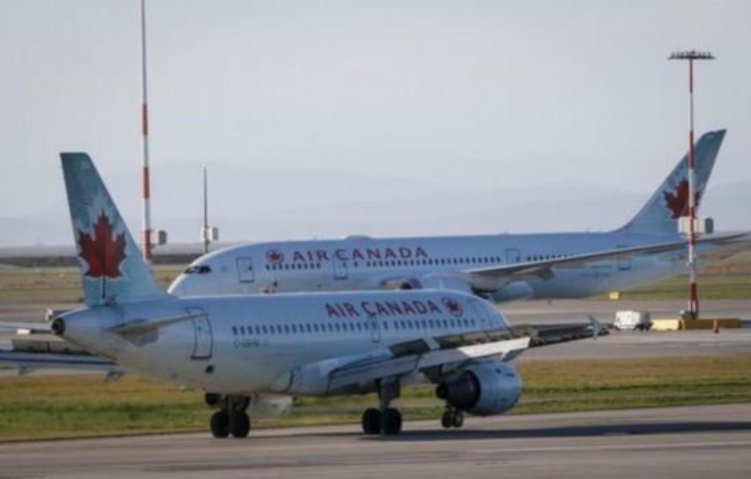 在加拿大温哥华国际机场拍摄的加拿大航空公司客机 图：新华社