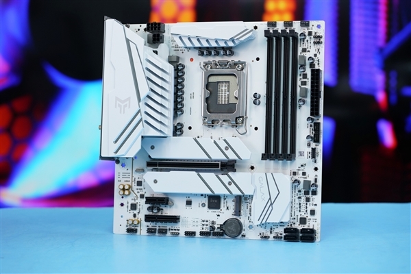 该主板配备影驰主板特有的灯效控制软件,支持实现接入rgb设备超过20种