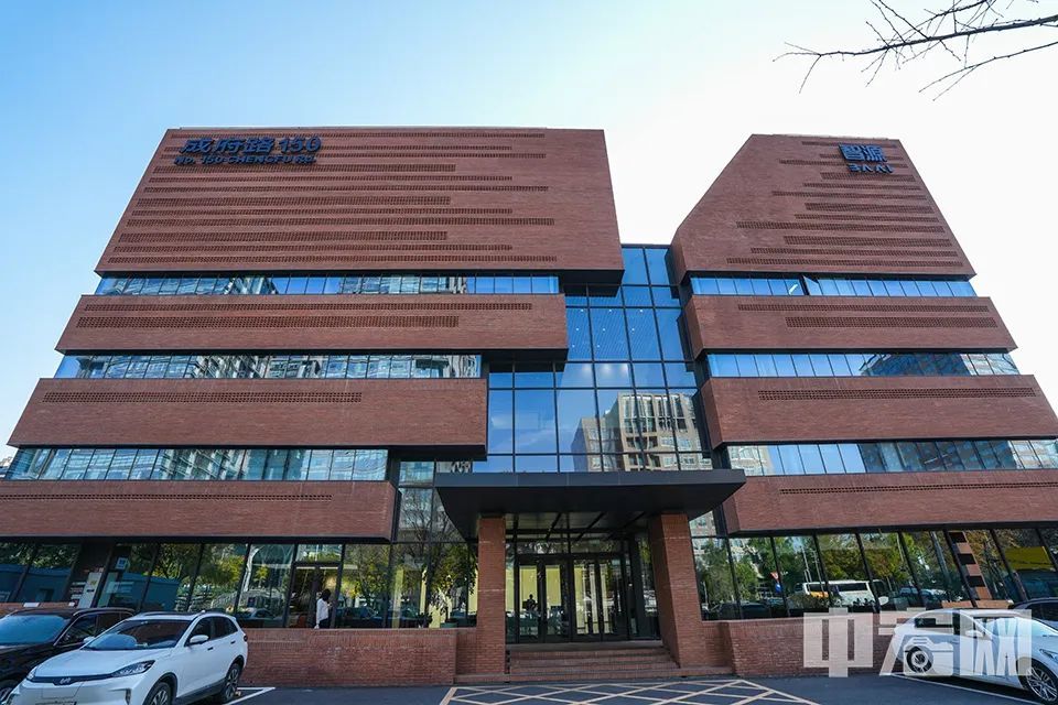 在北京五道口成府路上，一栋由红砖包裹着的7层小楼显得格外抢眼，它是北京智源人工智能研究院（下称“智源院”）的所在地，就在这栋红砖楼里，诞生了中国首个大数据模型。大数据模型具有划时代的意义，被业界认为是未来数字经济发展的“第二大脑”。中宏网记者 富宇 摄