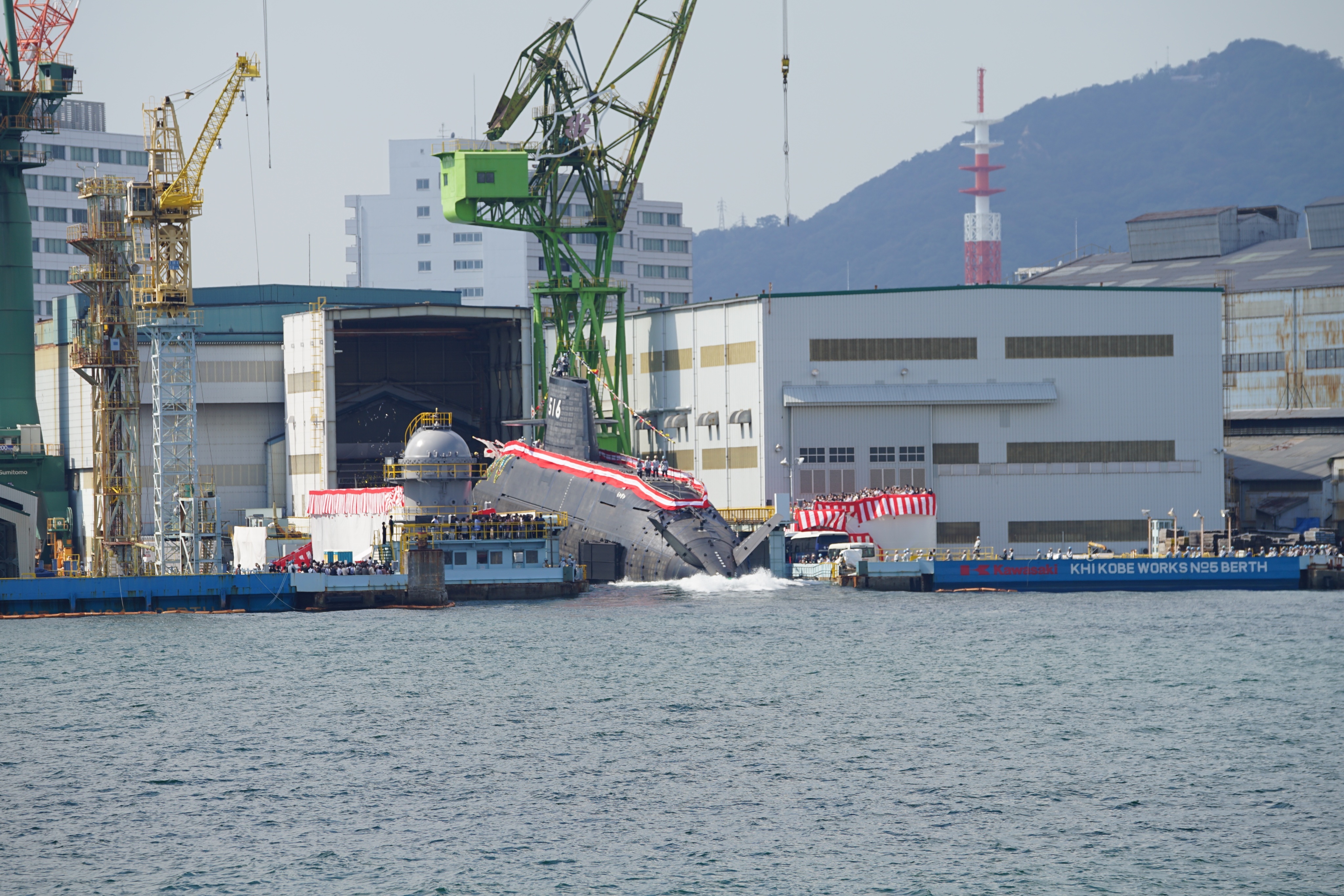 日本大鲸型潜艇四号艇下水,命名为雷鲸