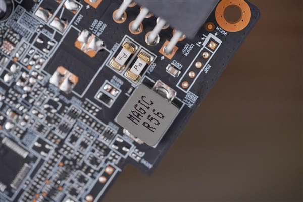 中国特供!蓝宝石AMD RX 6750 GRE 10GB白金版图赏
