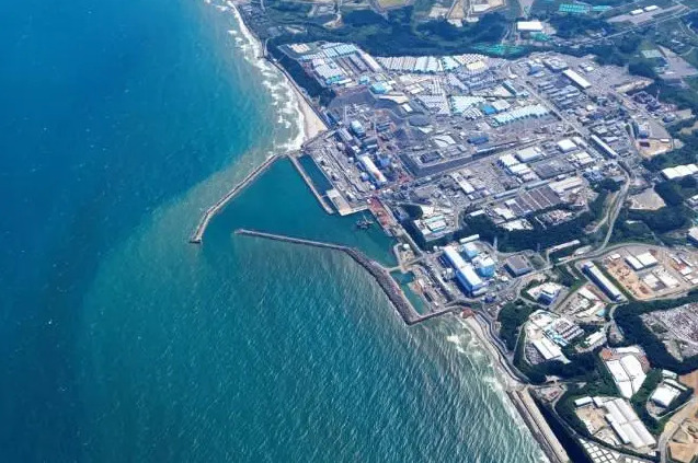 8月24日，福岛核污染水排海后，海面呈现出两种颜色 图自视觉中国