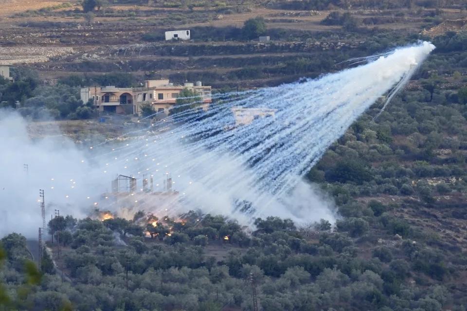 ▲一枚以色列炮弹在黎巴嫩与以色列北部接壤的村庄布斯坦上空爆炸