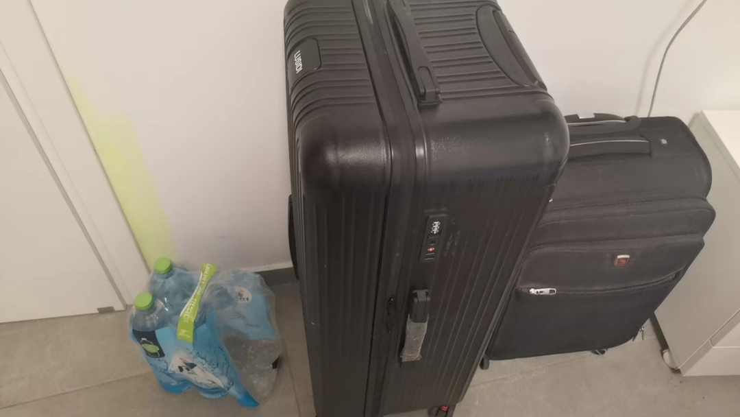 焦急等待护照的王音竹，收拾了行李，她可以在1分钟之内离开房间/受访者供图