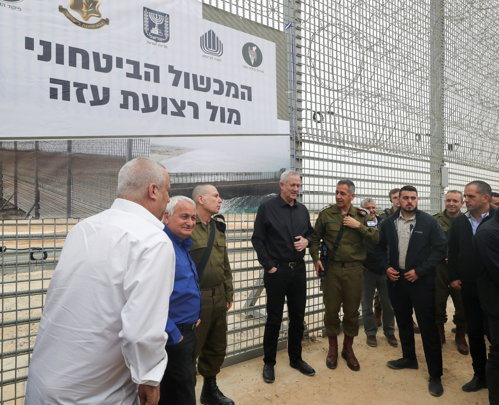 当地时间2021年12月7日，以色列埃雷兹，以色列国防部长甘茨和其他官员视察了加沙地带边境“智能”隔离墙。