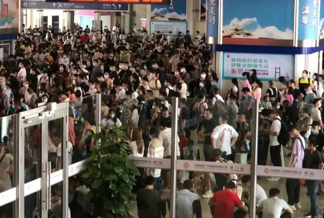 国庆期间人挤人的虎门站|图源:小红书