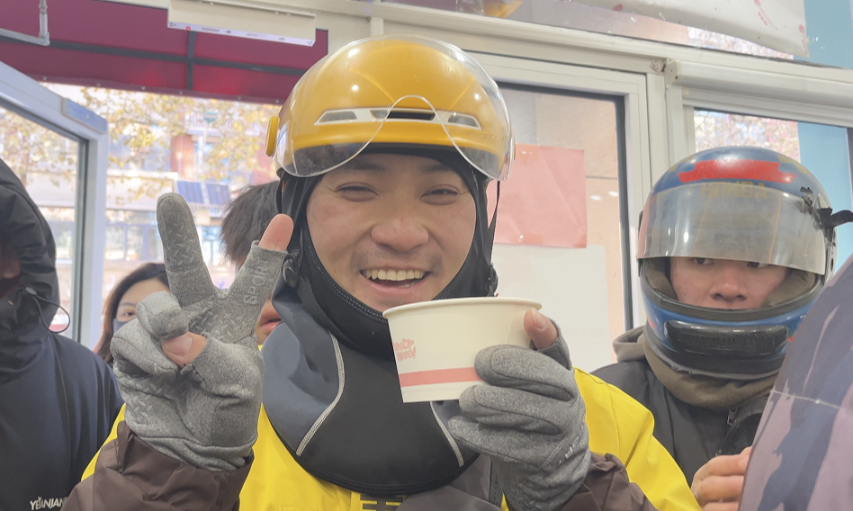 驿站里，骑手们正在通过饮用红豆汤取暖。新华社记者 徐思钰 摄