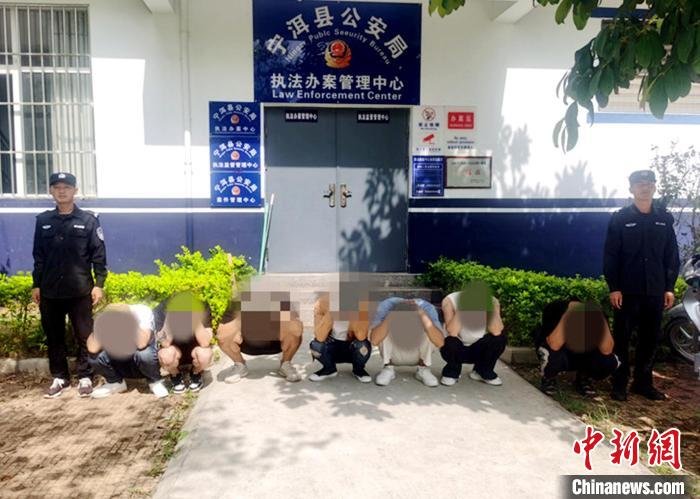 图为宁洱县公安局抓获犯罪嫌疑人。 宁洱县公安局供图