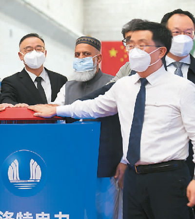 张军（右二）在巴基斯坦卡洛特水电站投产发电仪式上。以上均为受访者供图