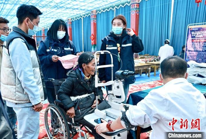 图为专业眼科医生为老人检测视力。 格桑 摄