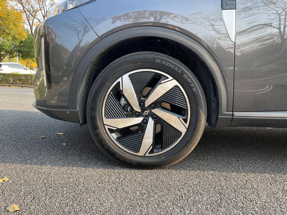 售价11.99万元起,搭插混动力,纯电续航最长125km,启源Q05实拍