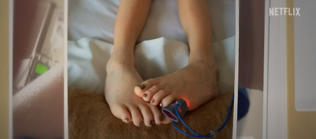 玛雅的双脚因疼痛内翻，无法正常行走。/Netflix