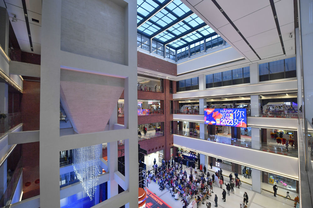 原天津第一热电厂的煤斗经过改造成为天津金茂汇商场内的装饰。新华社记者 孙凡越 摄