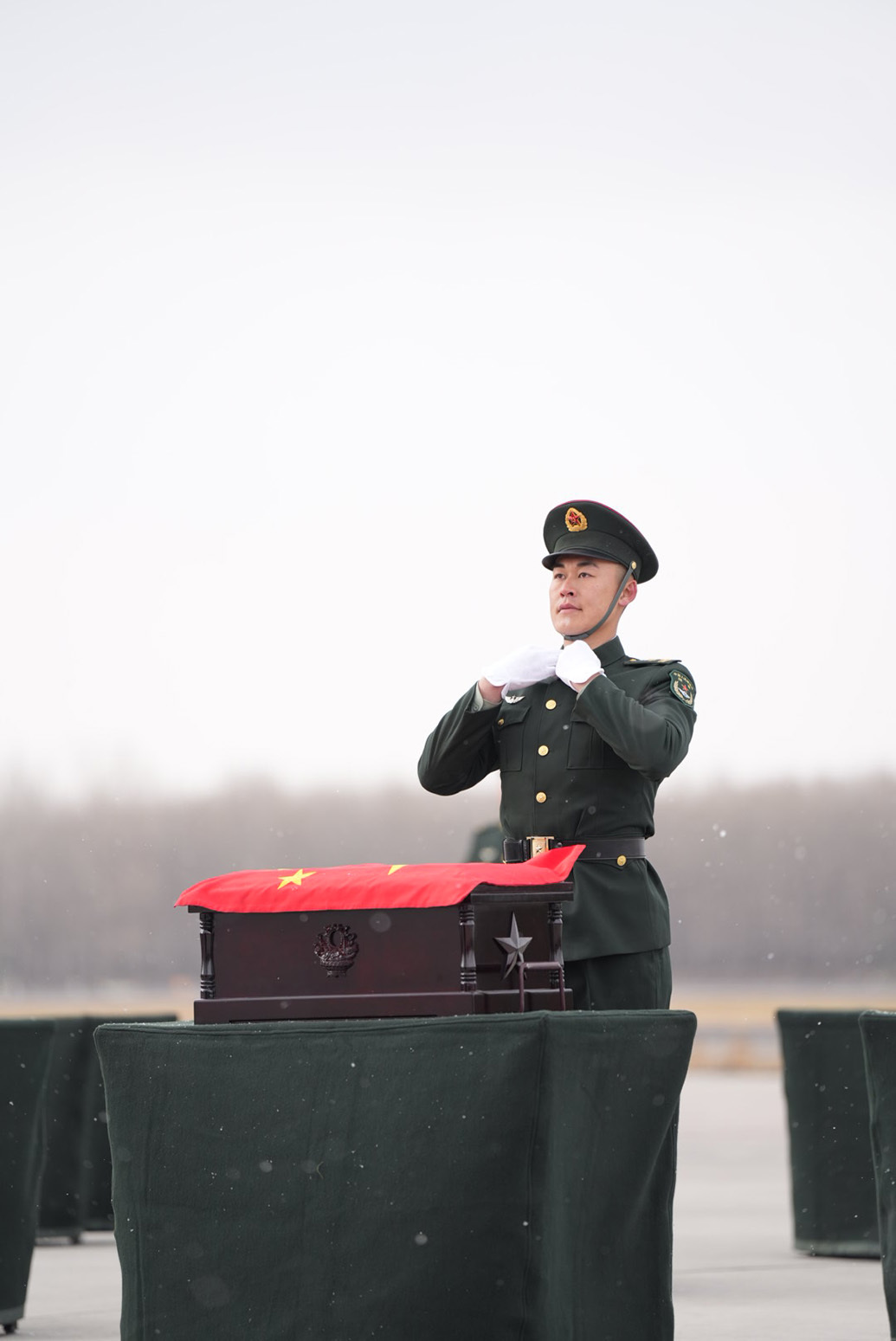 11月23日，辽宁沈阳，载有第十批在韩志愿军烈士遗骸的中国空军运-20专机，降落在沈阳桃仙机场，25名志愿军烈士回到祖国怀抱。