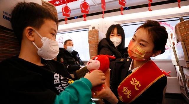 工作人员为小旅客送上节日挂件 崔凯 摄