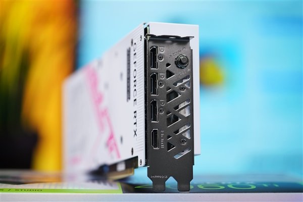 高颜值波普风!七彩虹RTX 4060 Ti Ultra W OC显卡图赏