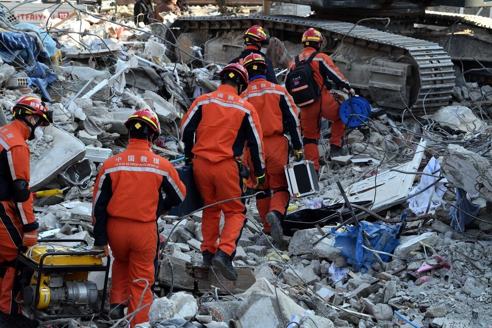 2月12日，中国救援队队员在土耳其哈塔伊省安塔基亚市一处地震废墟开展救援工作。