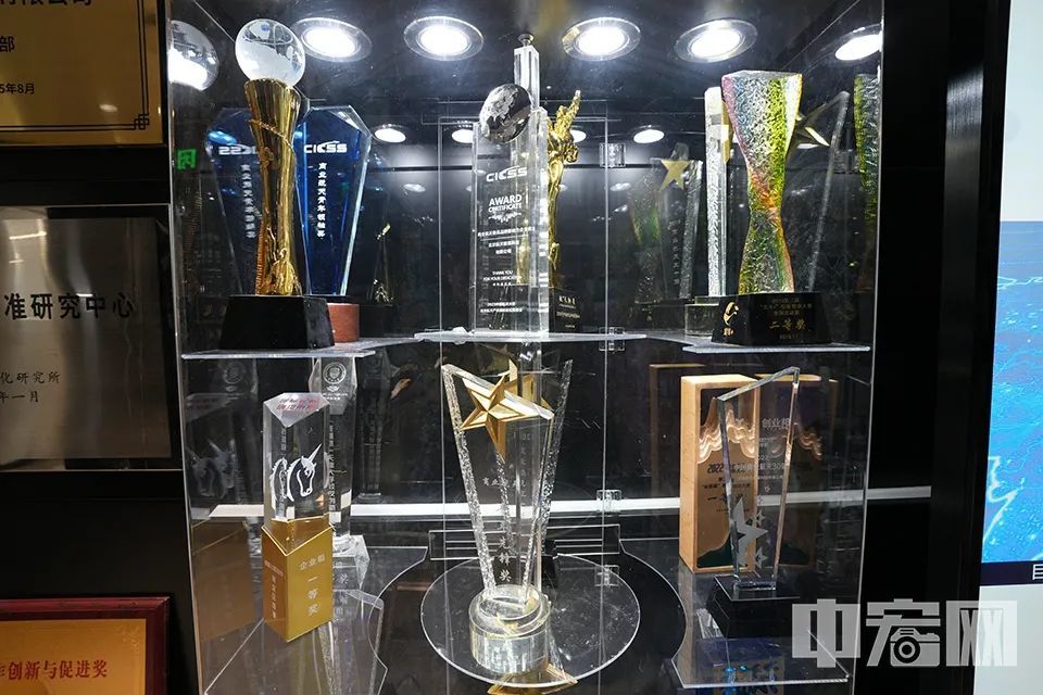 在航天驭星的办公区，摆放着企业所获的各种荣誉奖杯。中宏网记者 富宇 摄