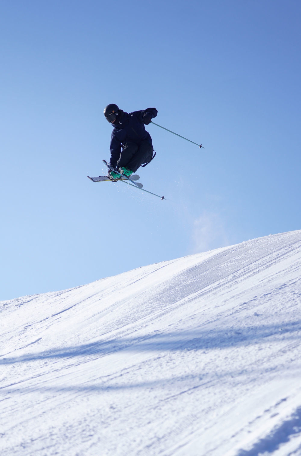 ↑1月30日，游客在吉林市万科松花湖度假区滑雪。新华社记者 颜麟蕴 摄