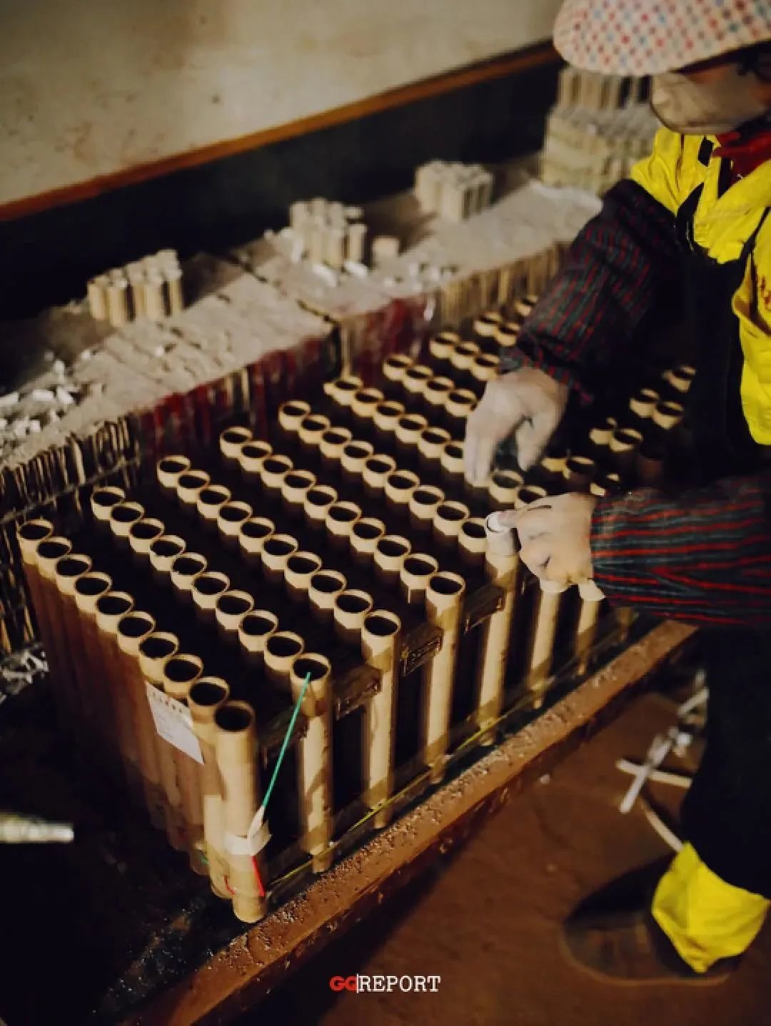 装药工序上,一间厂房,一个工人操作