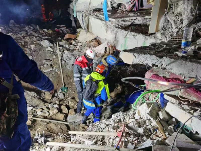 蓝天救援队在马拉蒂亚市开展救援。张昀路供图