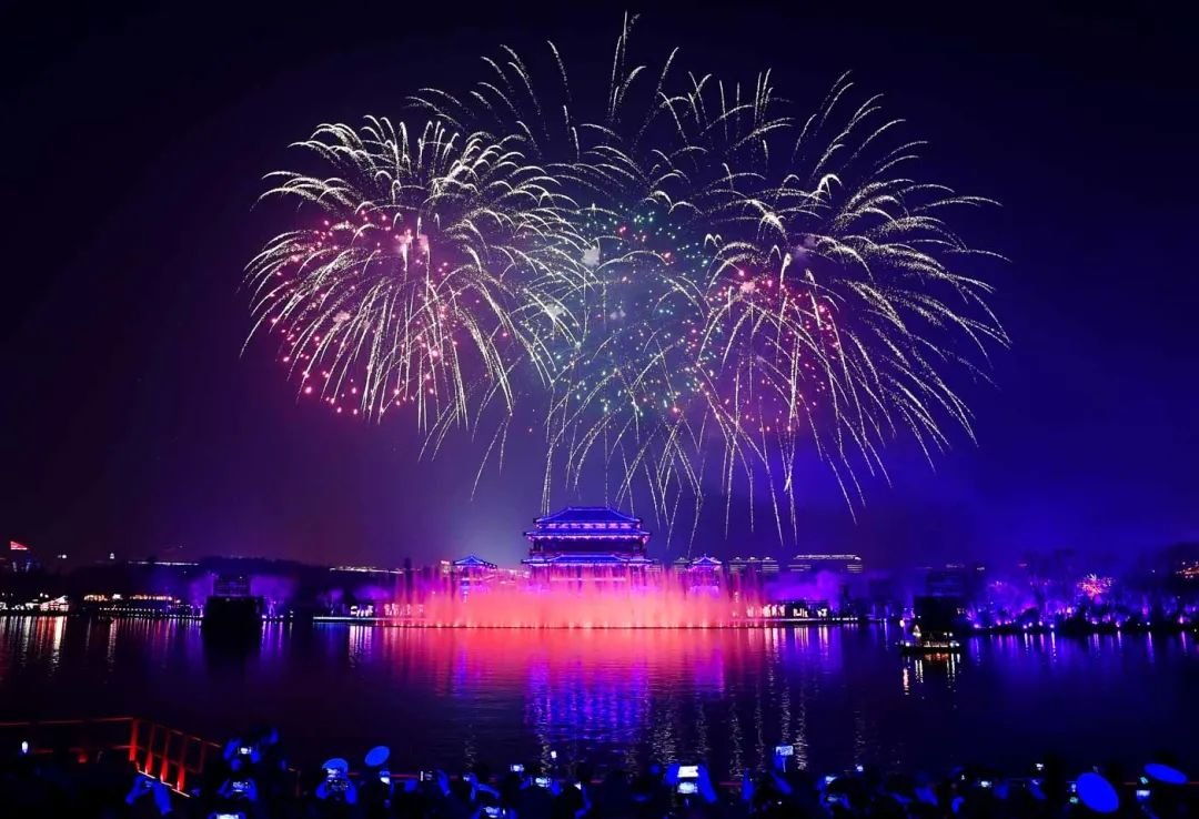 2023年2月5日,西安曲江上元烟花晚会演出现场。 (新华社记者 刘潇 / 图)