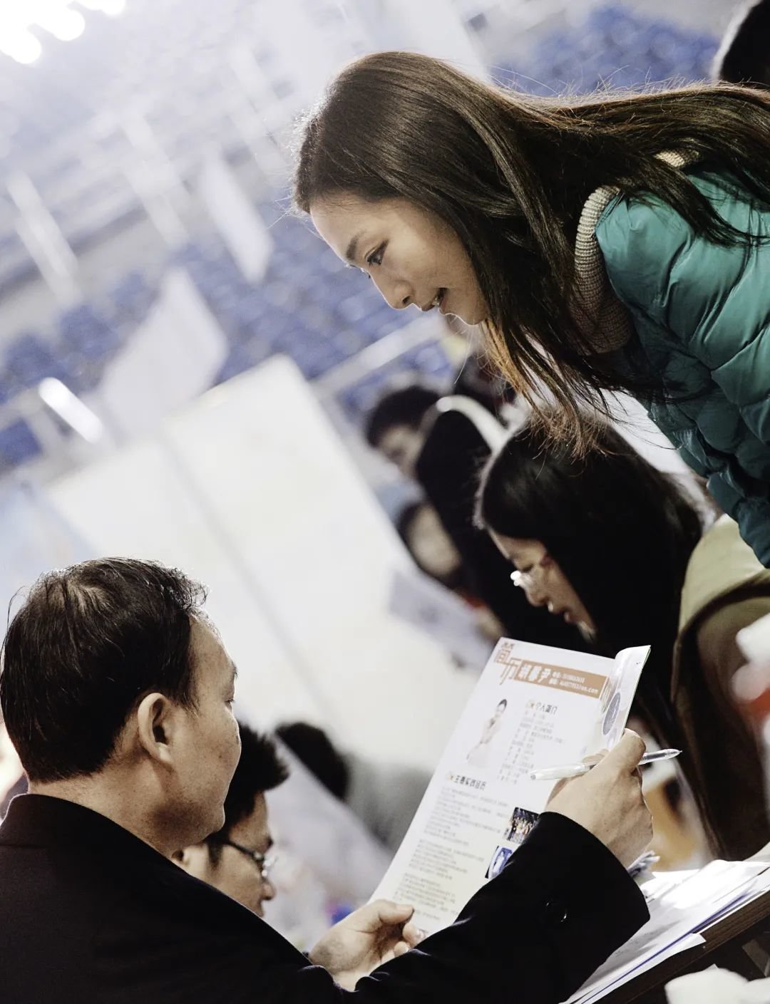 2012年11月24日,浙江省杭州市,浙江省2013届高校毕业生广电艺术类专场招聘会现场。(@视觉中国 图)