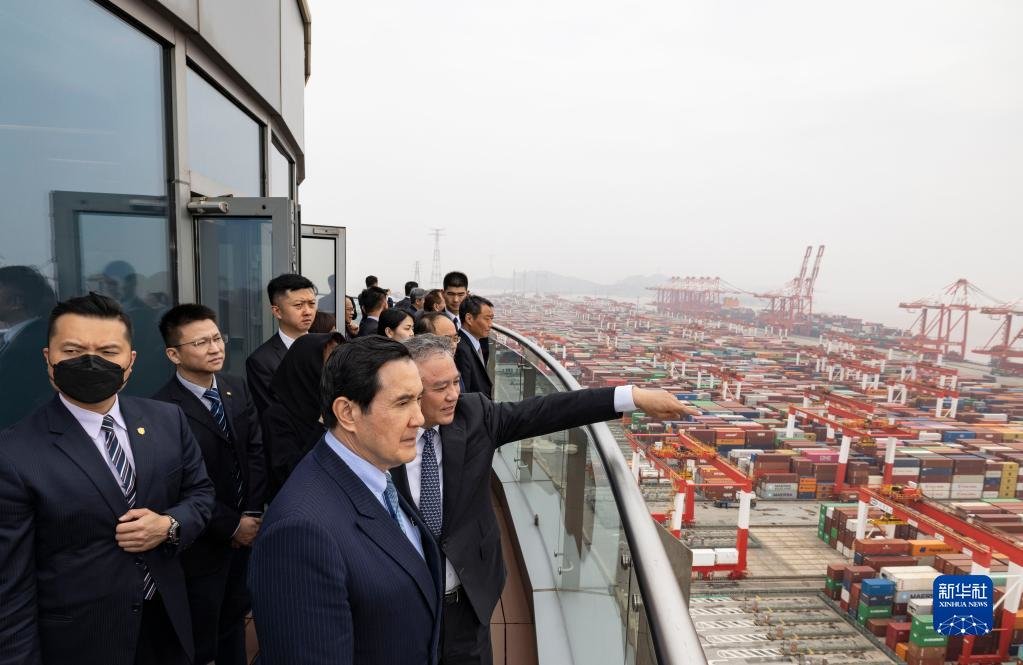 4月4日，马英九先生在重庆市赛力斯汽车两江智慧工厂车间内试乘汽车。新华社记者 王承昊 摄