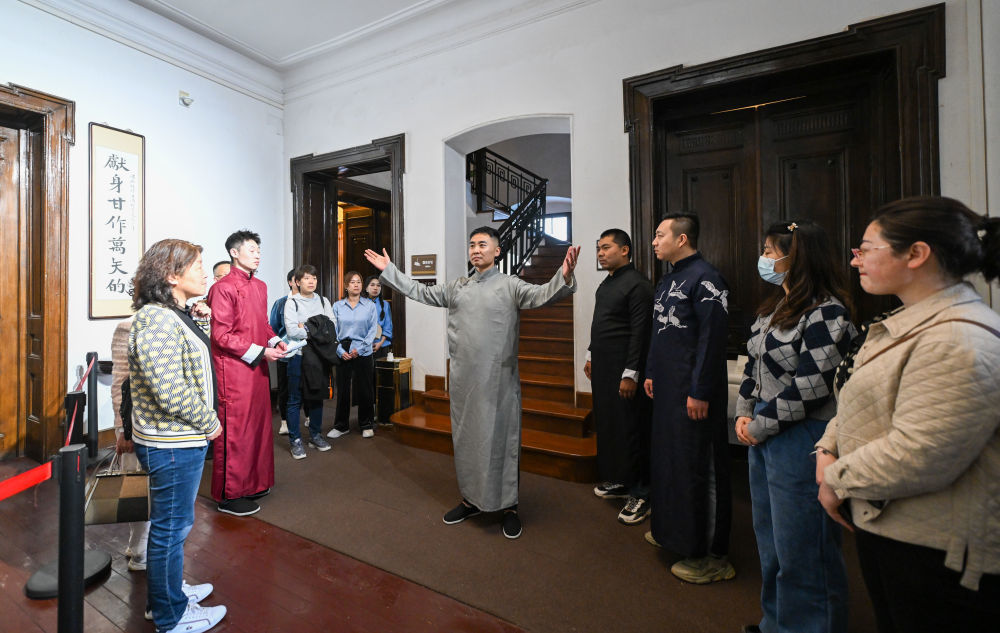 4月29日，在梁启超纪念馆饮冰室，话剧演员与游客进行互动式沉浸演出。新华社记者孙凡越摄