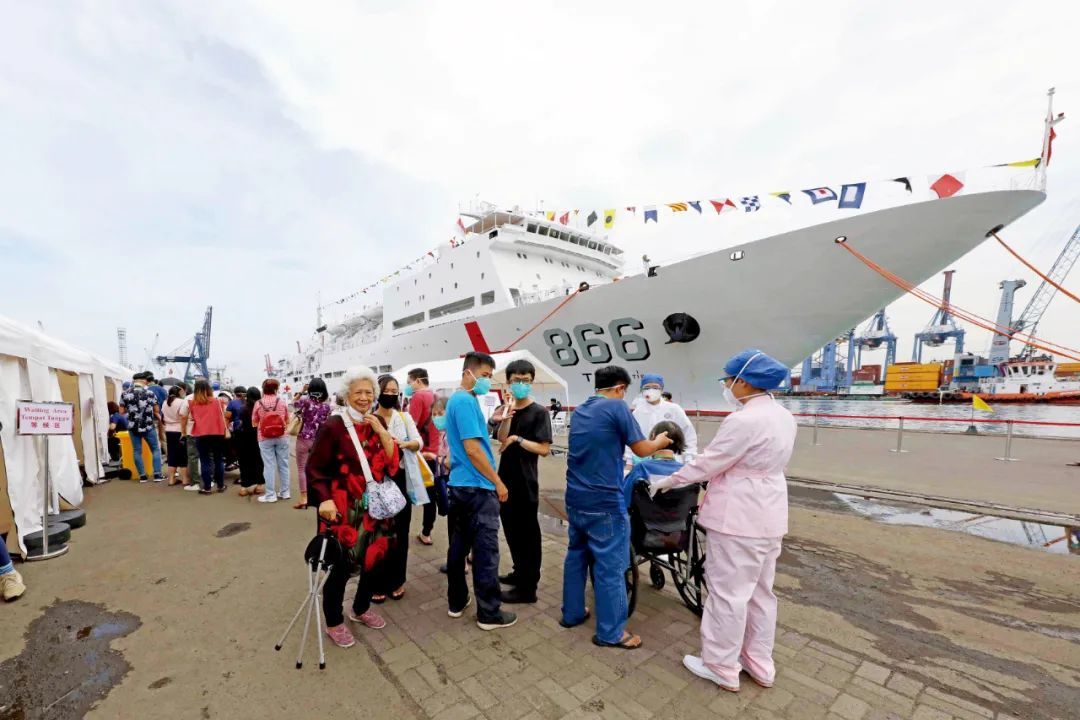 2022年11月11日，执行“和谐使命-2022”任务的中国海军“和平方舟”号医院船在印尼雅加达展开友好访问。图/视觉中国