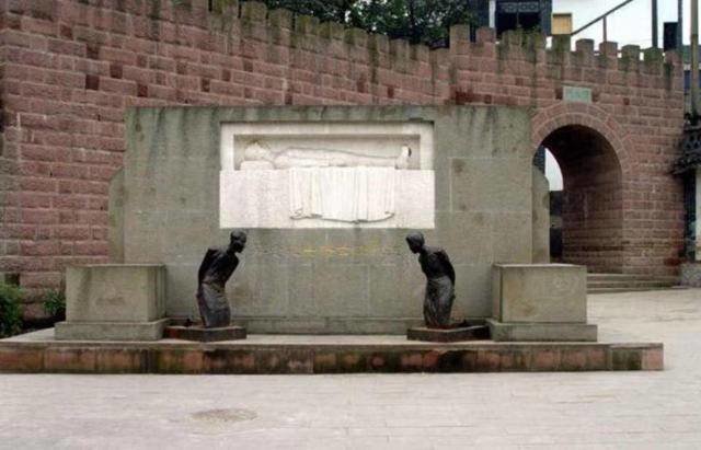 位于重庆磁器口古镇的汪精卫、陈璧君两人跪像。资料图