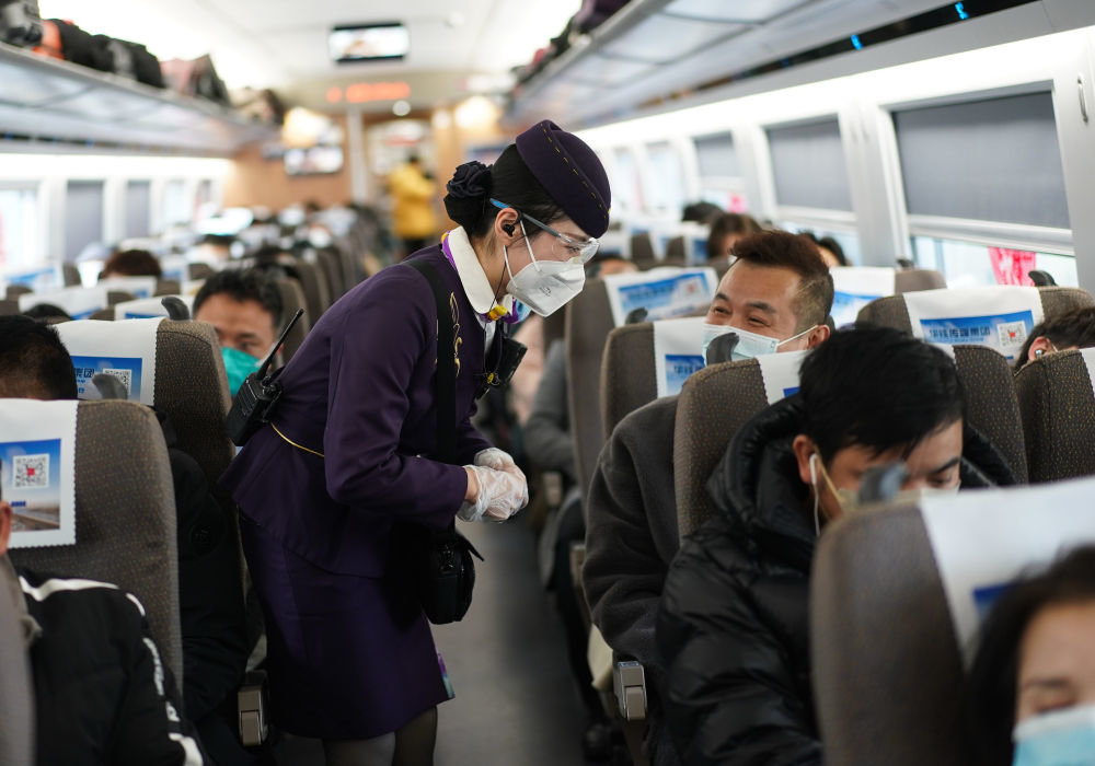 新华全媒一位高铁列车长的62个闹钟