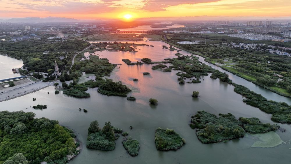 夕阳下的滹沱河石家庄段（2023年7月15日摄，无人机照片）。新华社记者 朱旭东 摄