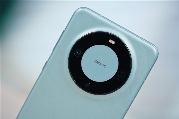 三挖孔前所未有!华为Mate 60 Pro雅川青图赏